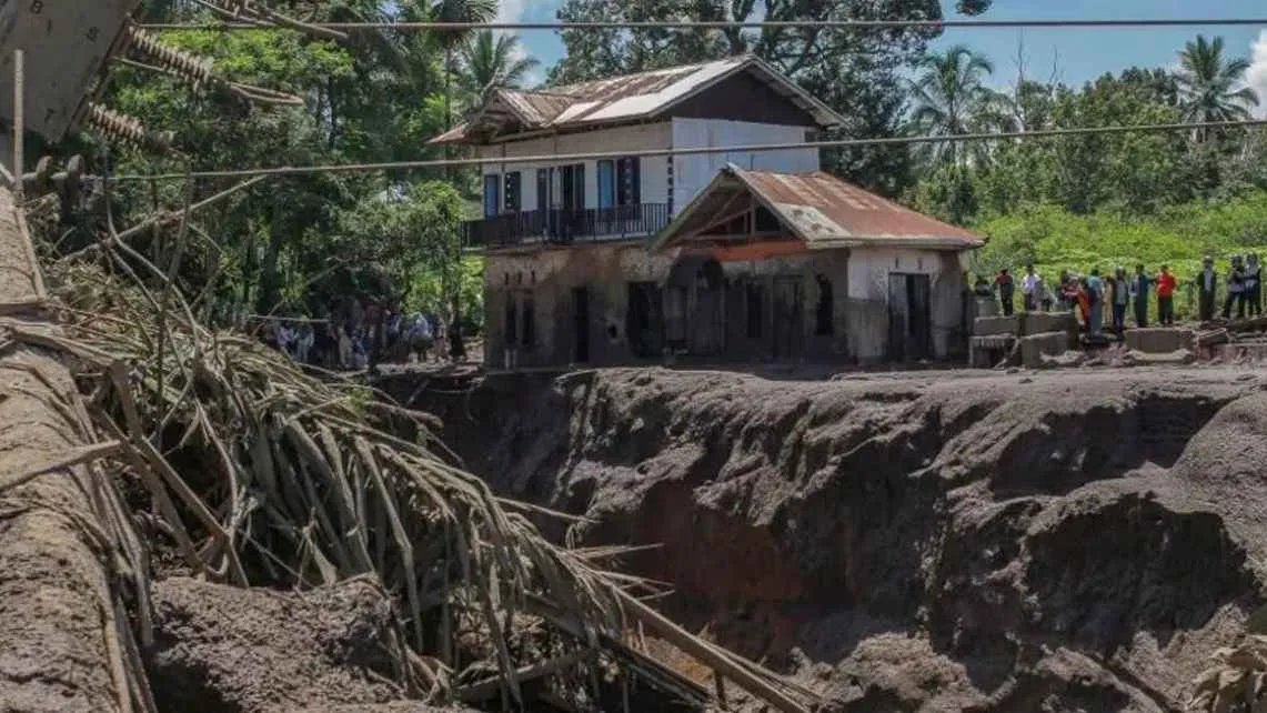 ইন্দোনেশিয়ায় বন্যা ও আগ্নেয়গিরির লাভায় নিহত বেড়ে ৩৭