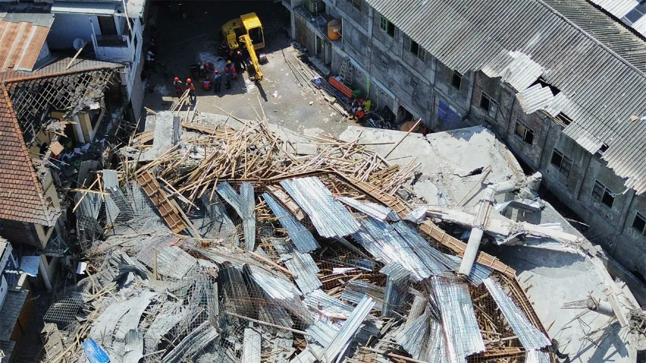 ইন্দোনেশিয়ায় স্কুলল ধসে নিহত ৫৫ সংখ্যা আরও বাড়ার সম্ভবনা