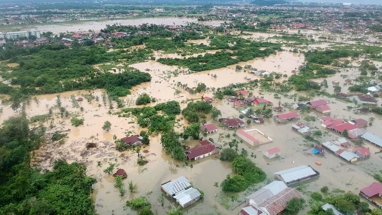 ইন্দোনেশিয়ায় বন্যা-ভূমিধসে মৃতের সংখ্যা ৯১৬