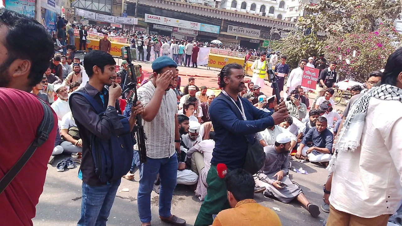 ইন্টারকন্টিনেন্টাল সংলগ্ন সড়কে বসেছে ইনকিলাব মঞ্চ, অবস্থান যমুনার সামনেও