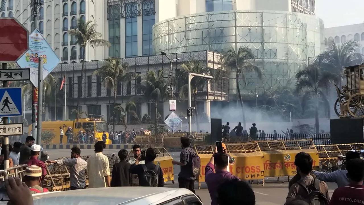 ইন্টারকন্টিনেন্টালের সামনে রণক্ষেত্র