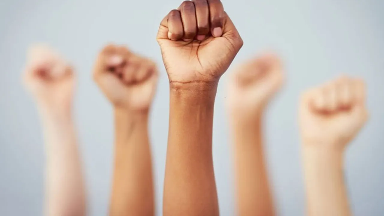 ইনসাফ শব্দের অর্থ কী?