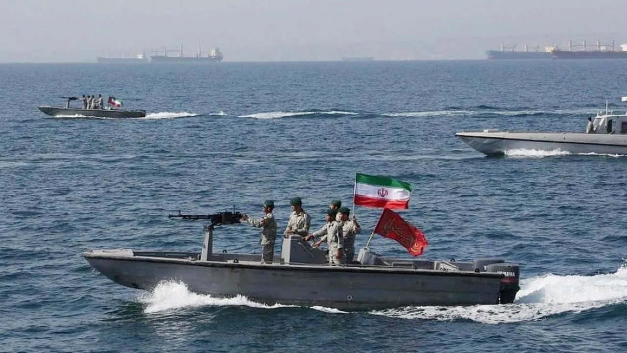 হরমুজ প্রণালীতে সামরিক মহড়া শুরু করল ইরানের প্রতিরক্ষা বাহিনী