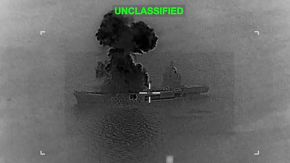 মার্কিন হামলায় ইরানের ড্রোনবাহী জাহাজে আগুন