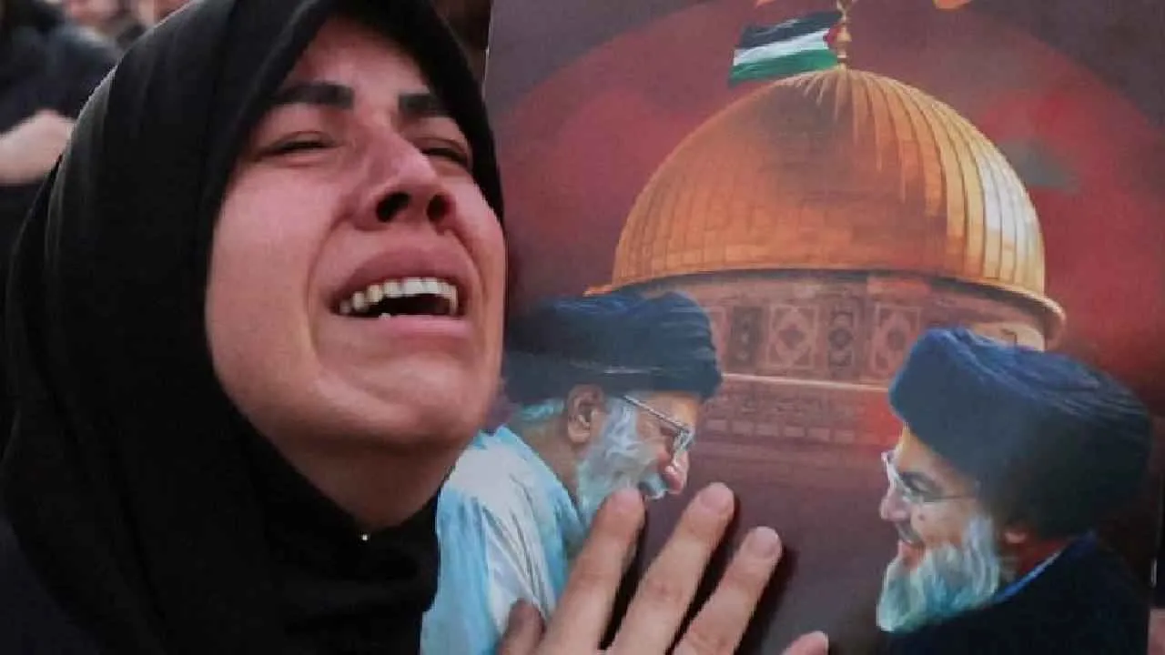 খামেনির ছবি হাতে রাস্তায় নারীরা, ইরানজুড়ে কান্নার রোল