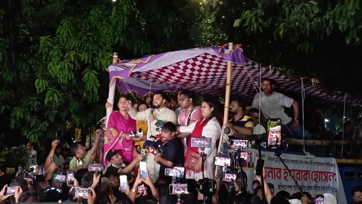 দাবি আদায়ে অনড় আন্দোলনকারীরা, যোগ দিলেন ইশরাক