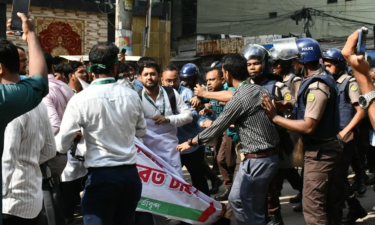 ব্যাংক কর্মকর্তা ও গ্রাহকদের ওপর হামলা, আহত বহু