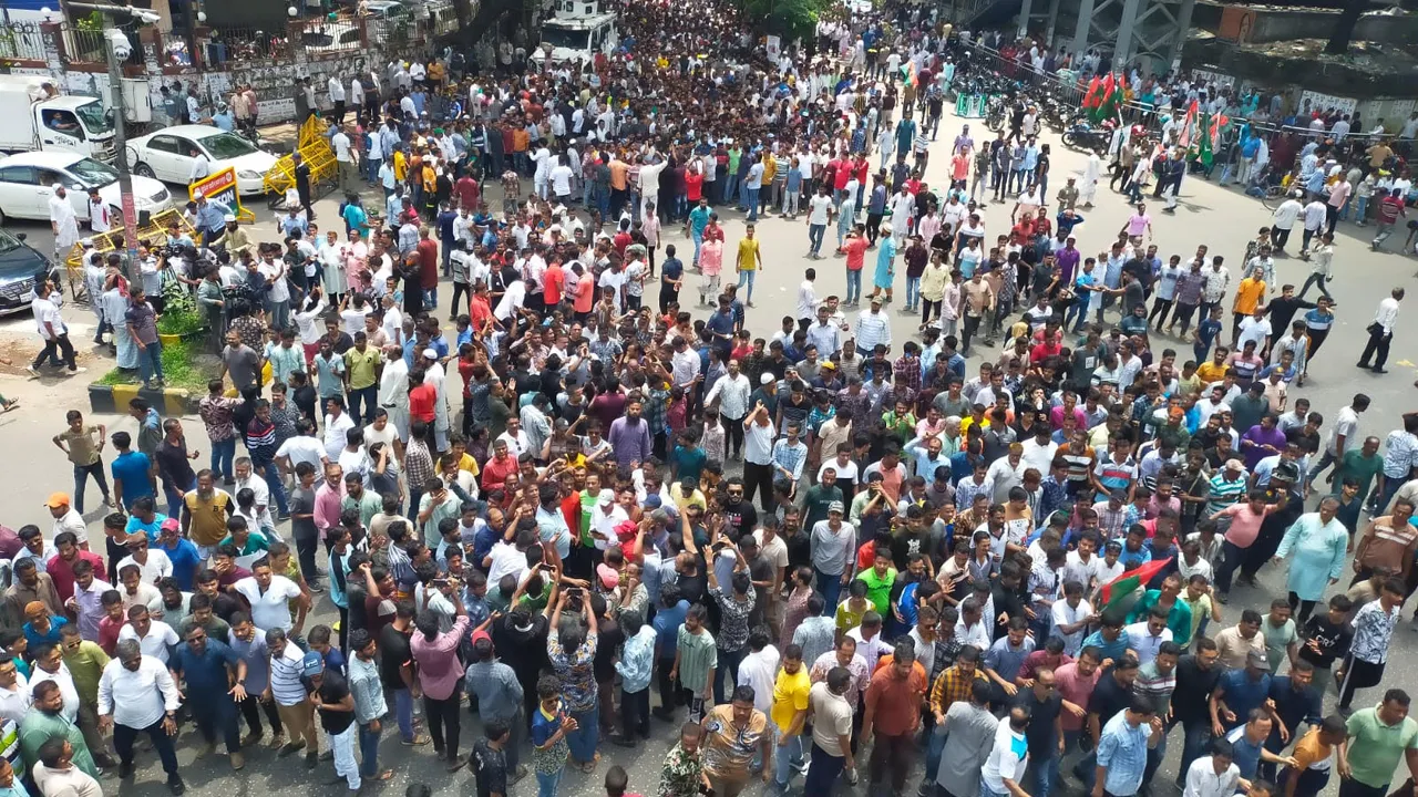 এবার মৎস্য ভবন মোড়ে ইশরাক সমর্থকদের অবস্থান