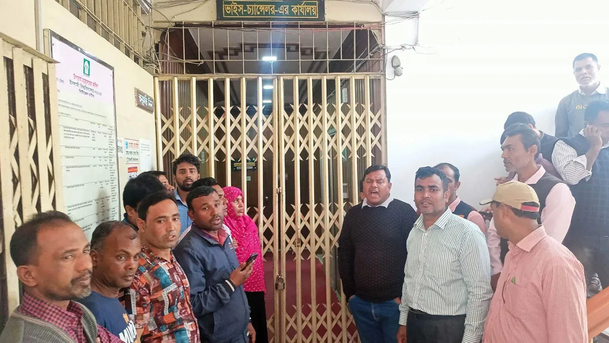 ইবি উপাচার্যের ফোনালাপ ফাঁস, প্রতিবাদে কার্যালয়ে তালা