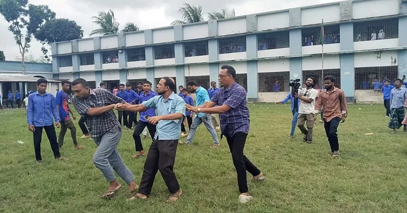 শিক্ষককে ঘাড় ধাক্কা দিয়ে বের করলেন ইউপি সদস্য