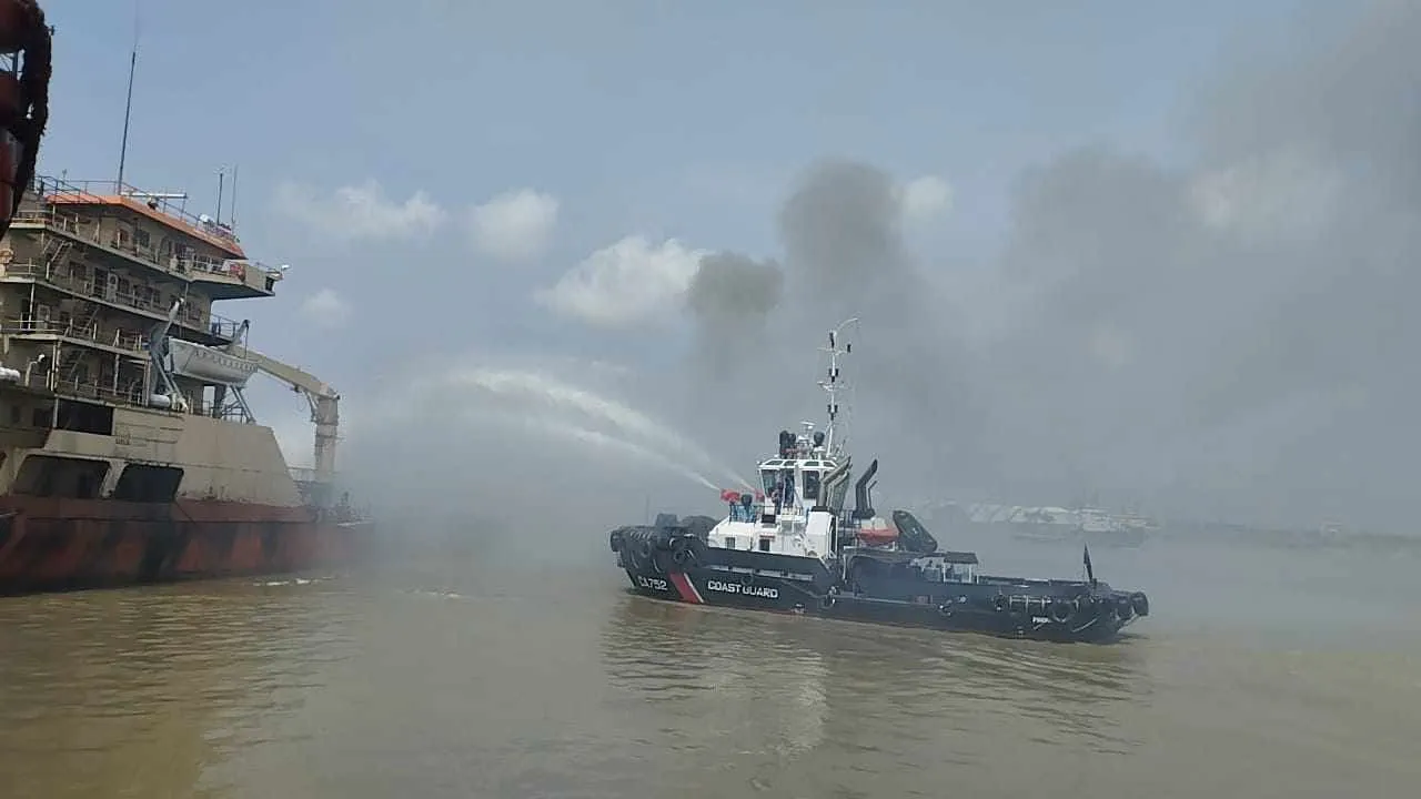 জাহাজে ৩ জনের মৃত্যু : জমে থাকা গ্যাসেই বিস্ফোরণ