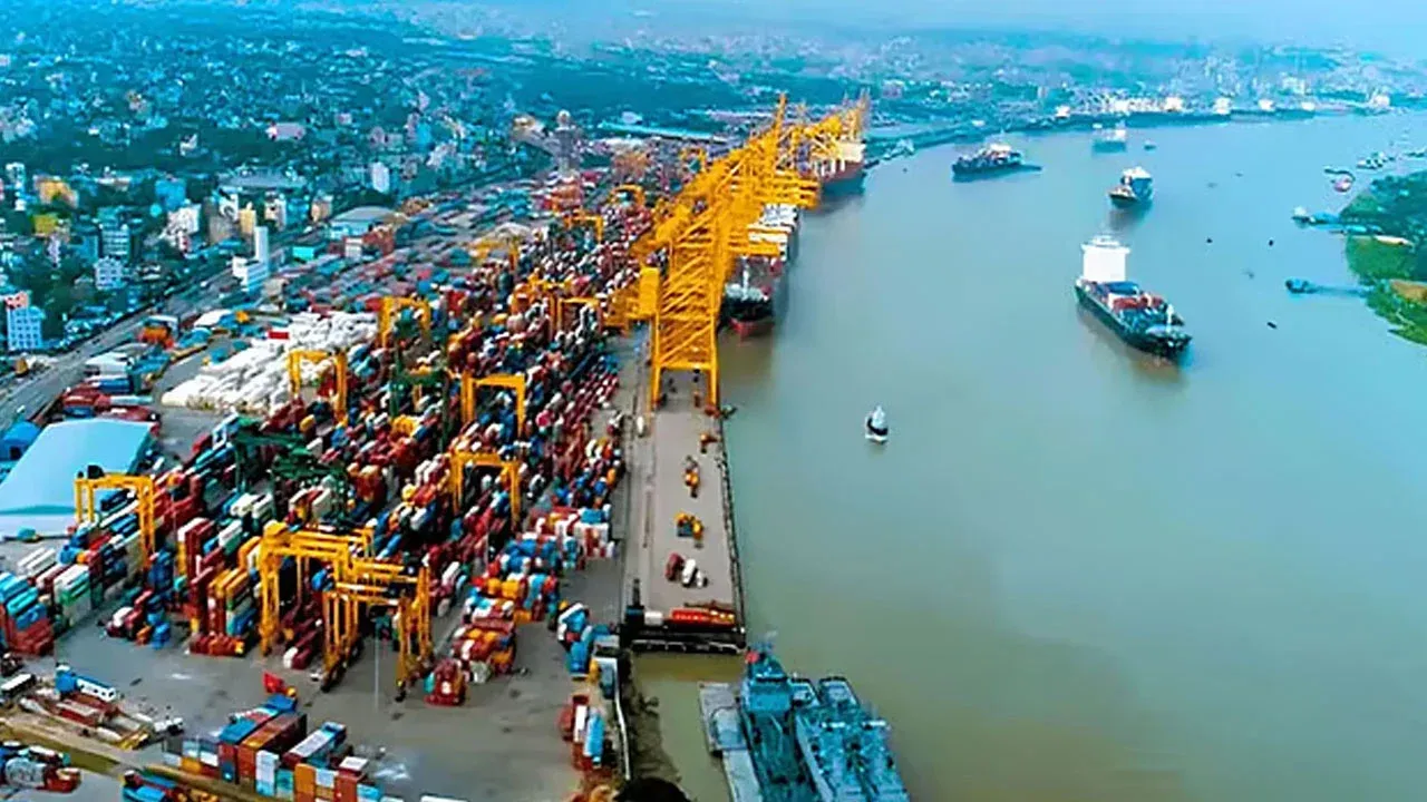 ১৬টি জ্বালানিবাহী জাহাজ চট্টগ্রাম বন্দরে, আরও তিনটি আসছে