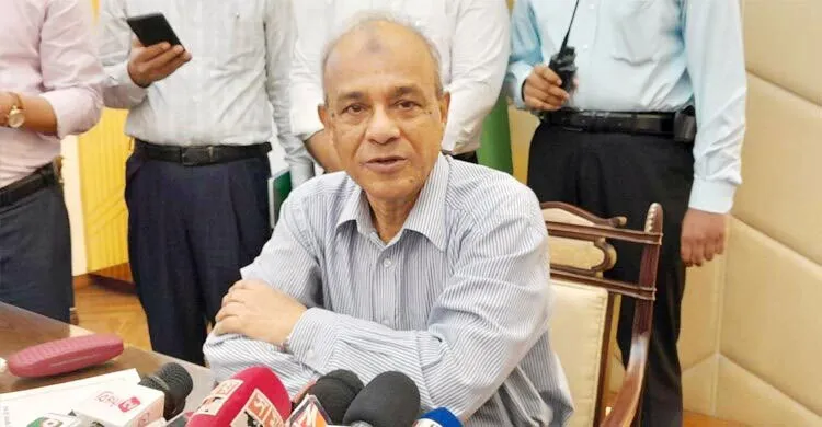 ছিনতাই রোধে ঢাকায় শেষ রাতে পুলিশি টহল বাড়ানোর নির্দেশ : স্বরাষ্ট্র উপদেষ্টা