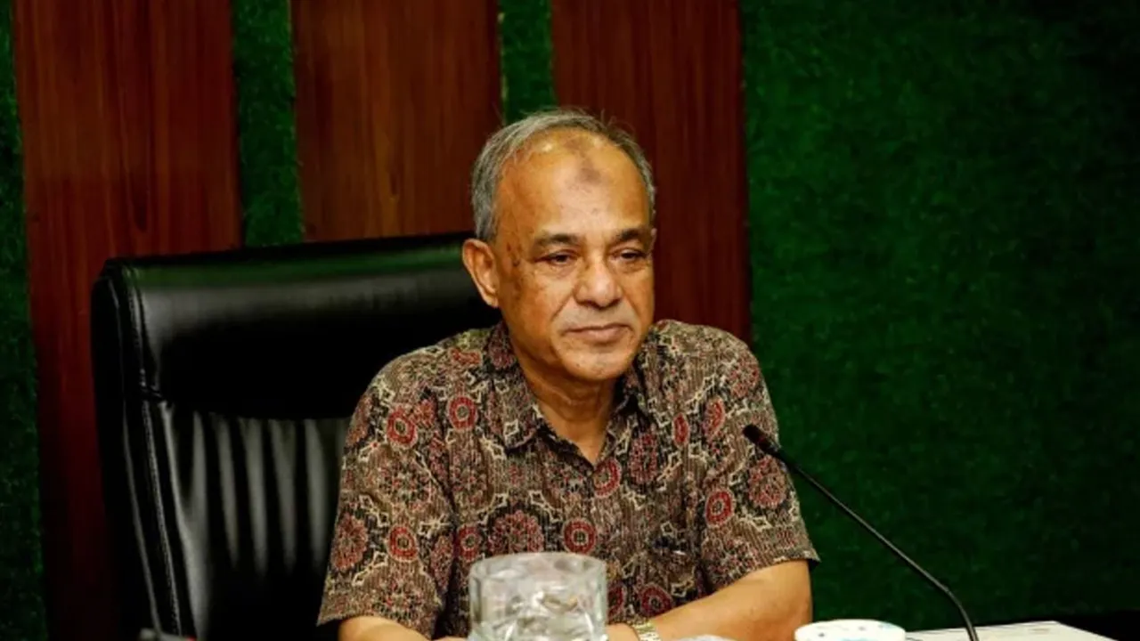 র‍্যাব ও এপিবিএন হেডকোয়ার্টার পরিদর্শন করলেন স্বরাষ্ট্র উপদেষ্টা