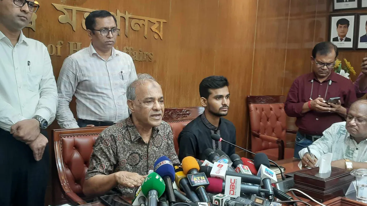 যোগদান না করা পুলিশ সদস্যদের আইনের আওতায় আনা হবে : স্বরাষ্ট্র উপদেষ্টা