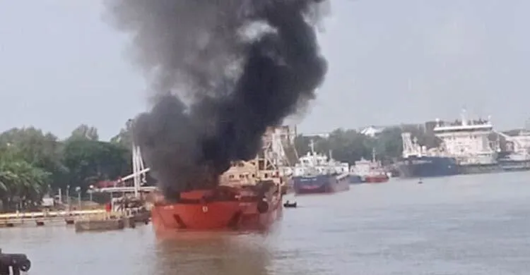 চট্টগ্রাম বন্দরে ফের তেলবাহী জাহাজে আগুন, নিহত ১