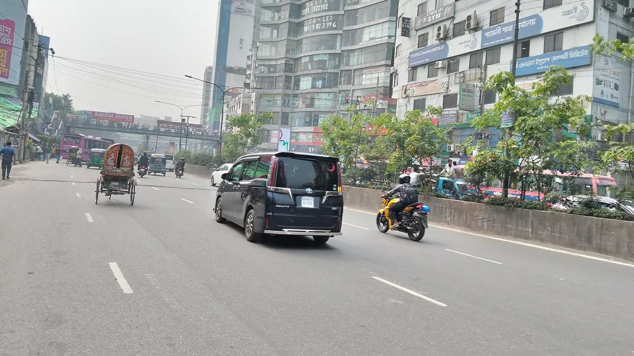 সপ্তাহের শেষ কর্মদিবসের সকালে সড়কে নেই যানজট