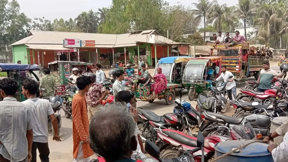 জামালপুরে তেল না পেয়ে মোটরসাইকেল চালকদের সড়ক অবরোধ