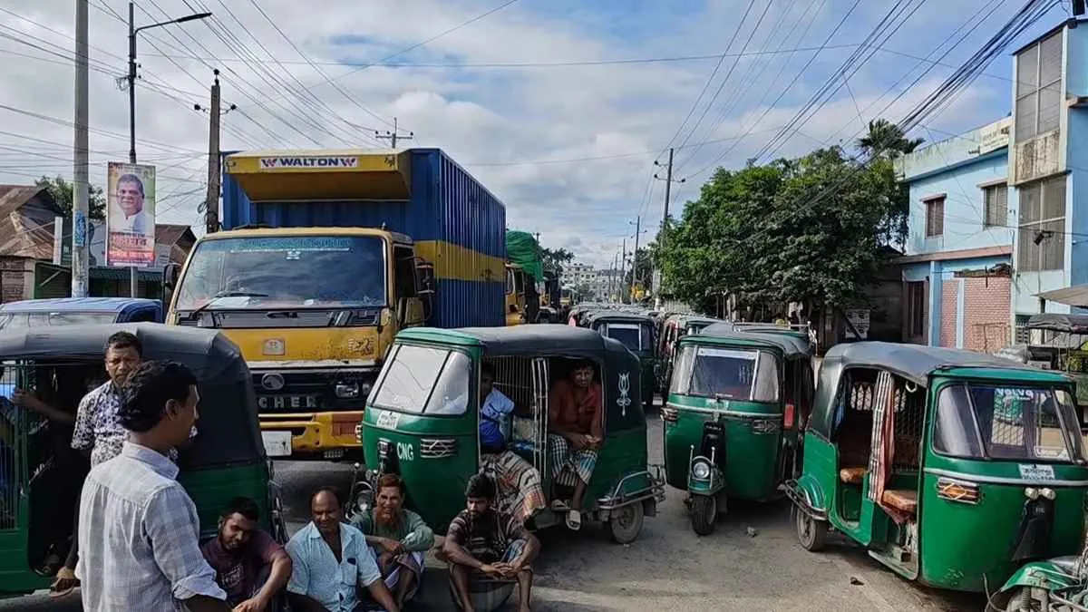 দীর্ঘ সময় অপেক্ষা করেও মিলছে না গ্যাস, জামালপুরে মহাসড়ক অবরোধ