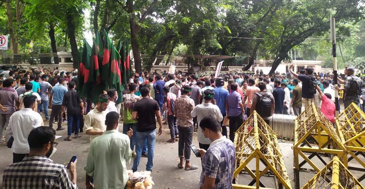 চাকরির বয়স ৩৫ দাবি: যমুনায় প্রবেশ করলো প্রতিনিধিদল