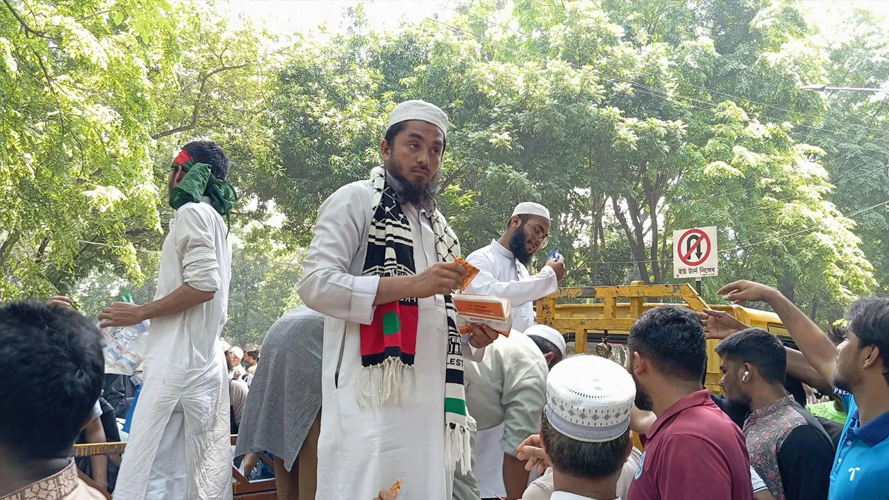 যমুনার সামনে ফ্রি’তে পানি-স্যালাইন-বিস্কুট বিতরণ