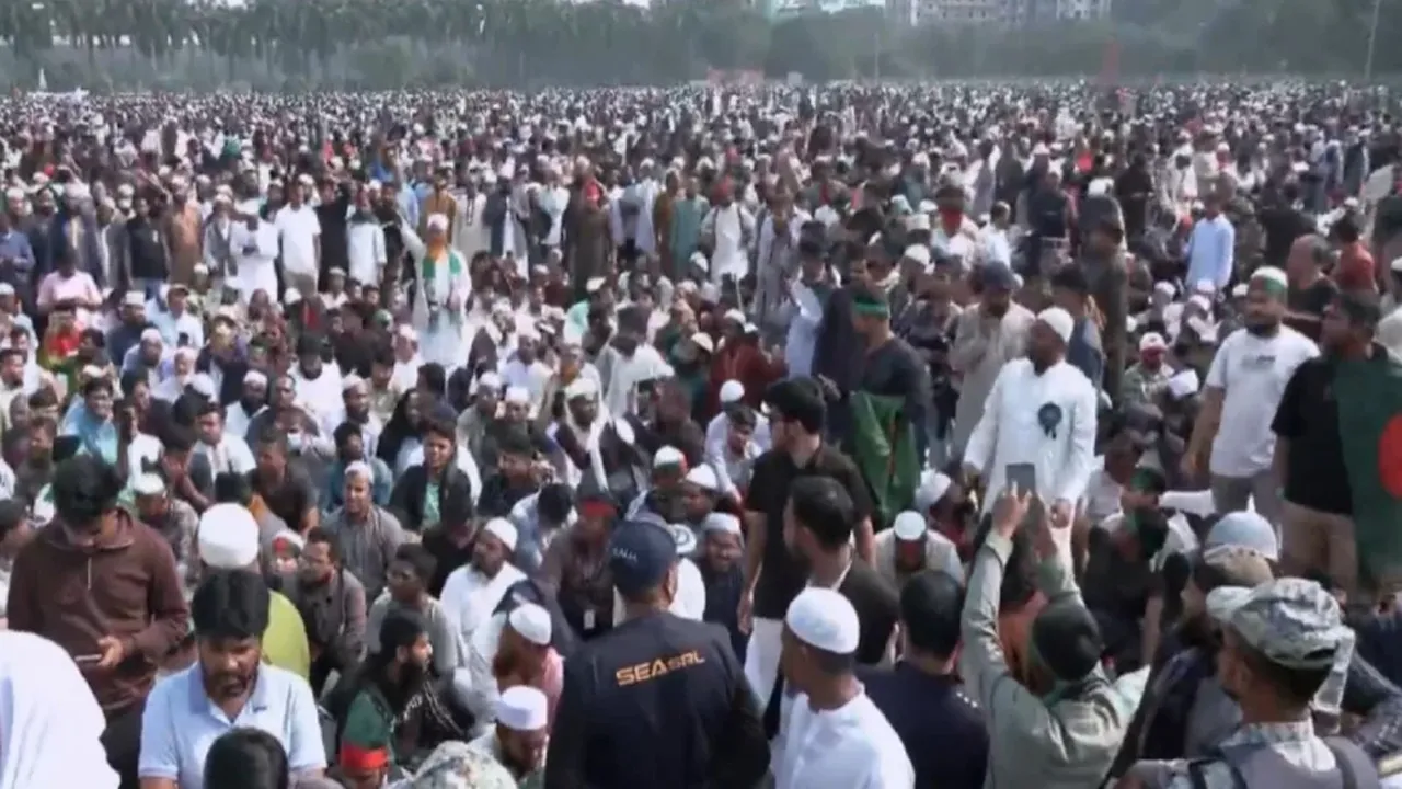 ওসমান হাদির জানাজায় অংশ নিতে মানুষের ঢল