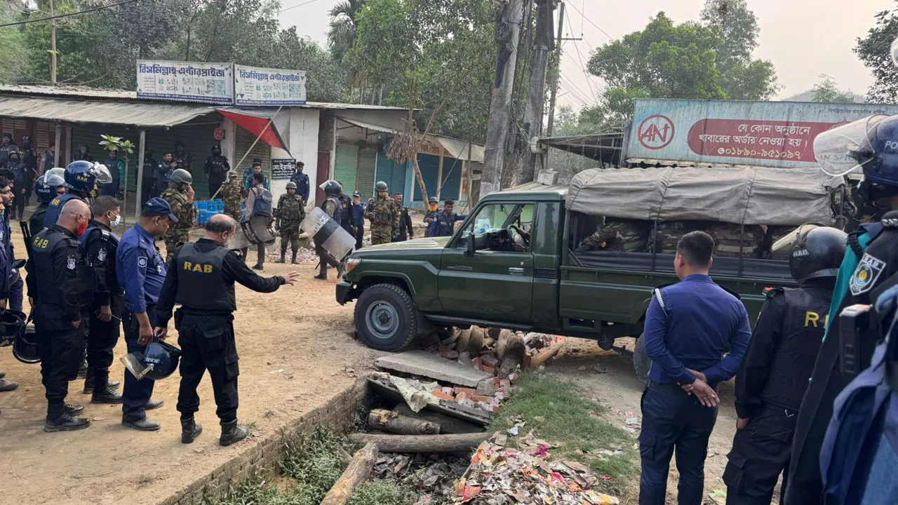 জঙ্গল সলিমপুরে যৌথ অভিযান : বিপুল অস্ত্র উদ্ধার, আটক ২২