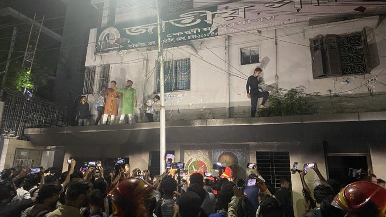 ছাত্র-জনতারর মিছিলে হামলা, জাতীয় পার্টির অফিসে আগুন