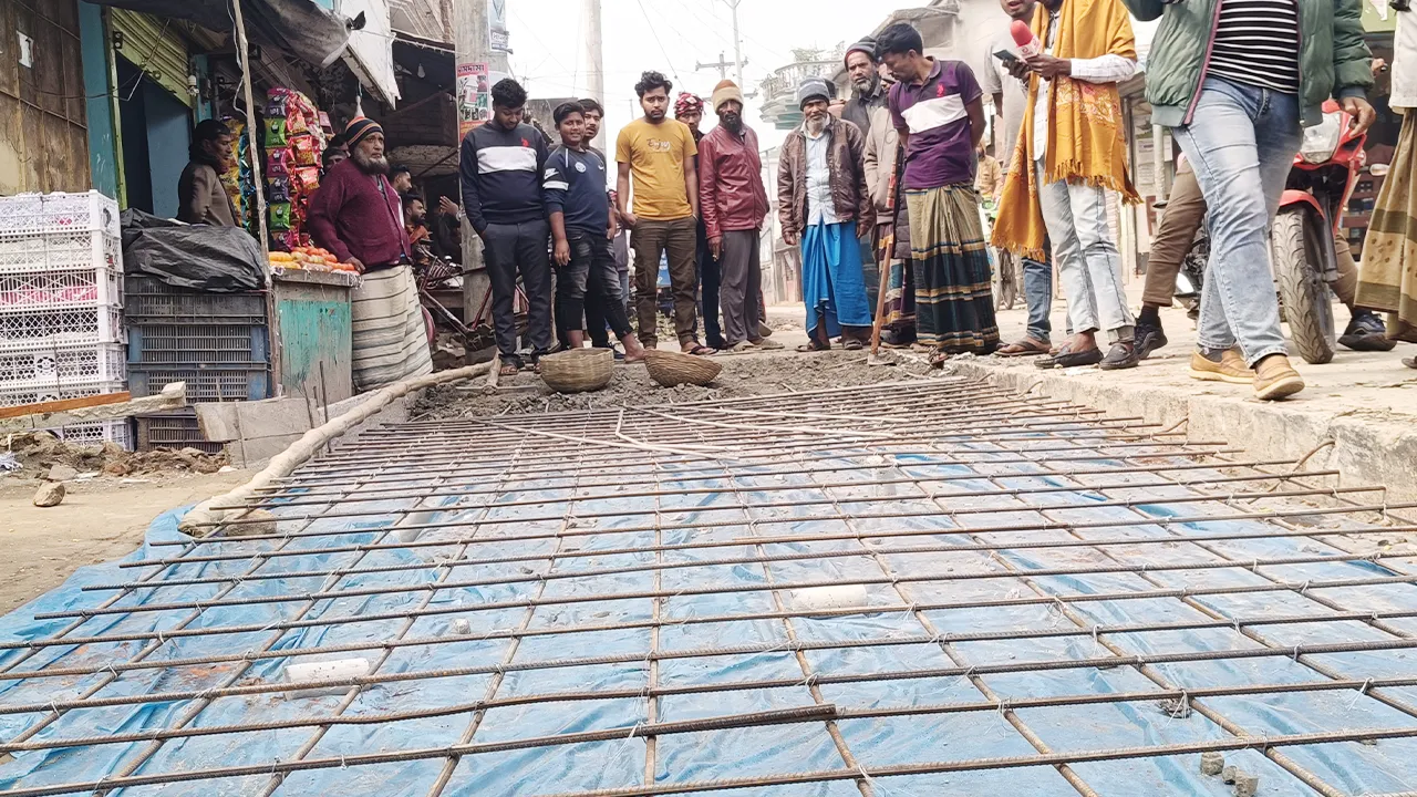 অনিয়মের কাজ বন্ধ করে দিলেন এলাকাবাসী