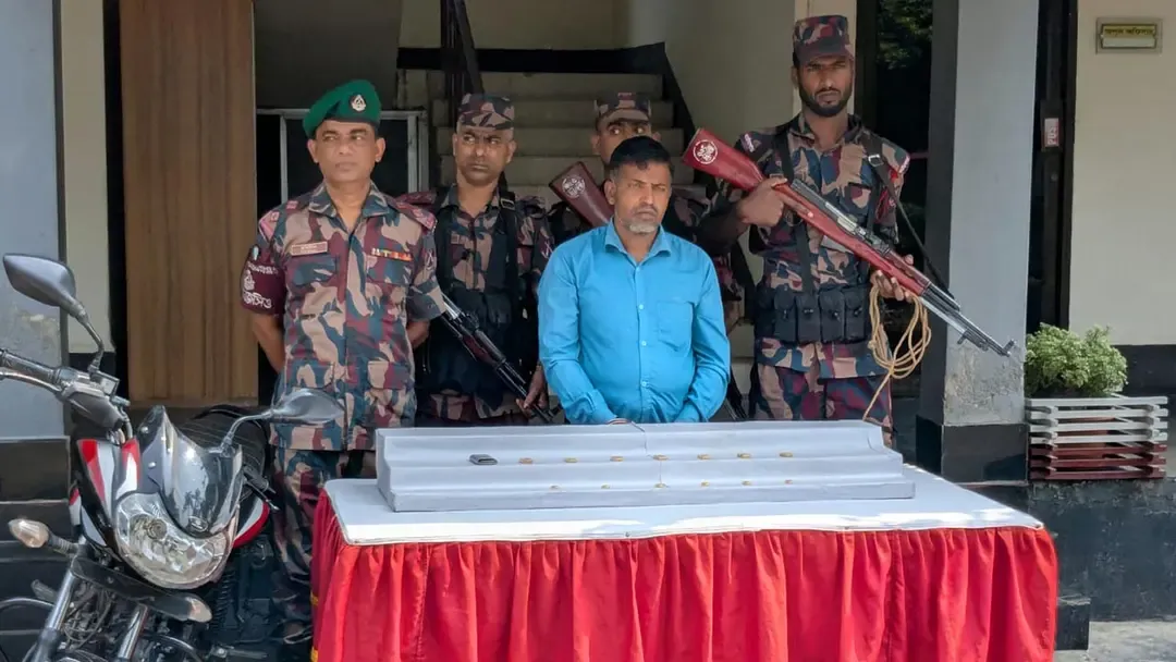 মোটরসাইকেলচালকের কোমরে বাঁধা ছিল ২ কোটি টাকার স্বর্ণ