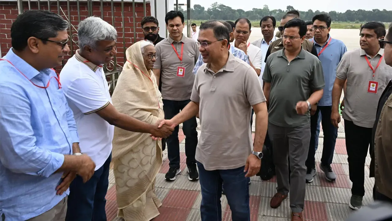 বর্তমানে যশোহরে  অবস্থান করছেন প্রধানমন্ত্রী