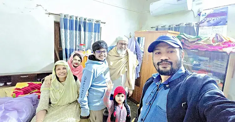 গাছে প্রাইভেটকারের ধাক্কা, বাবা-ছেলেসহ একই পরিবারের নিহত ৩