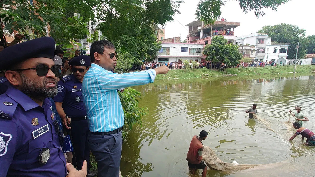 ঝিনাইদহে গ্যাস বাবুর মোবাইল উদ্ধারে পুকুরে ৩ ঘণ্টা অভিযান