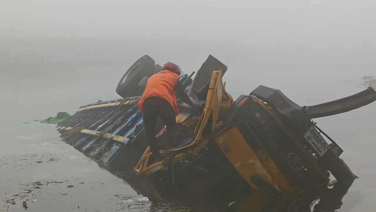 সেতুর রেলিং ভেঙে নদীতে ট্রাক, দুজনের মরদেহ উদ্ধার