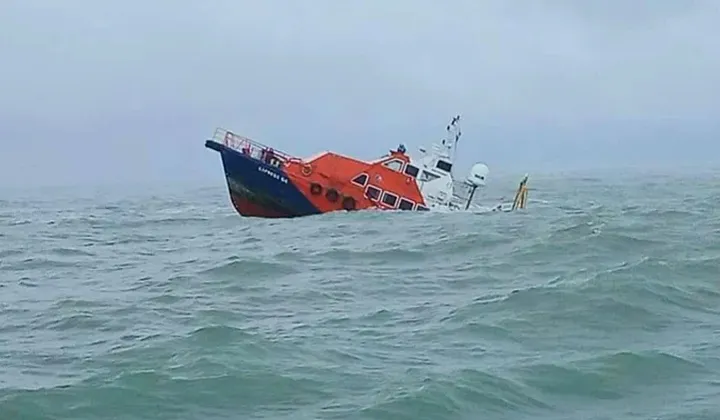 ডুবে যাওয়া জাহাজের সব নাবিক উদ্ধার