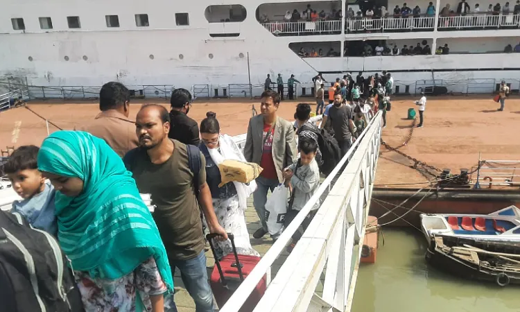 জাহাজে আগুন, নিরাপদে ফিরলেন ৮০০ যাত্রী