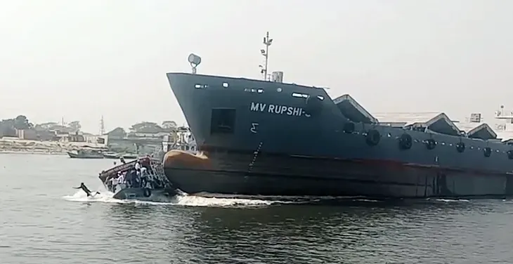 লঞ্চে ধাক্কা দেওয়া জাহাজ আটক