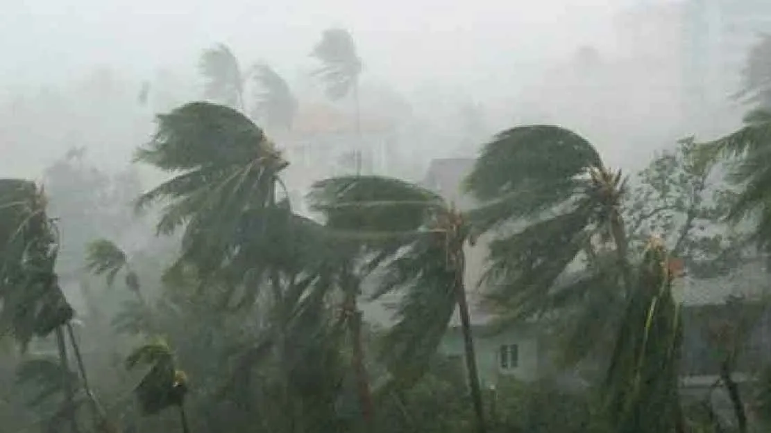 ৮০ কিমি বেগে ঝড়ের শঙ্কা, নদীবন্দরে দুই নম্বর সতর্কতা