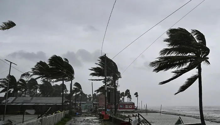 দুপুরের মধ্যে ঢাকাসহ ২০ অঞ্চলে  ৮০ কিমি বেগে ঝড়ের আভাস