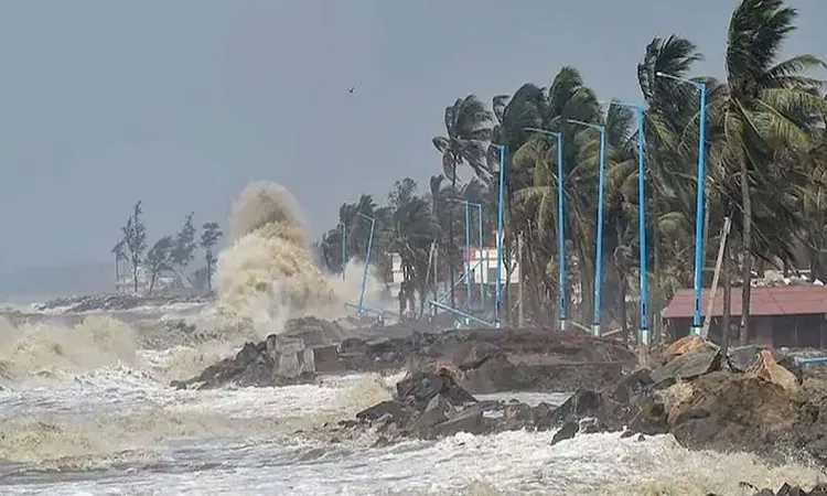 ঘূর্ণিঝড় সিত্রাং: উপকূলীয় অঞ্চলে মারাত্মক আঘাতের আশঙ্কা