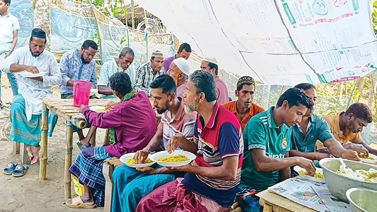 মসজিদে পাঁচ ওয়াক্ত নামাজ পড়লেই তিন বেলা খাবার ফ্রি