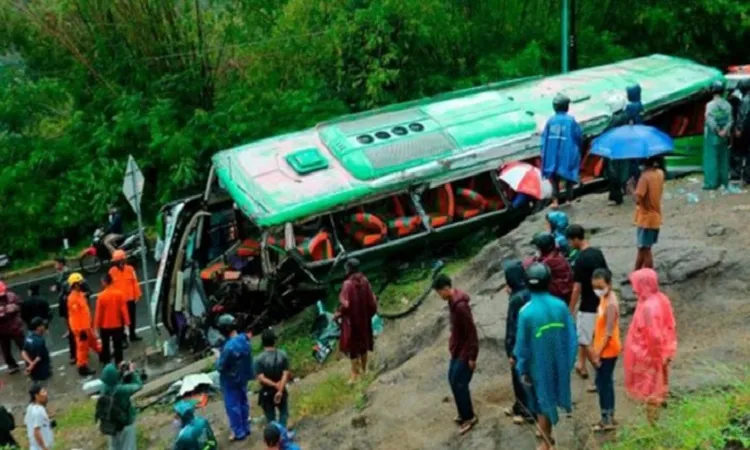 জিম্বাবুয়েতে বাস খাদে পড়ে নিহত ৩৫