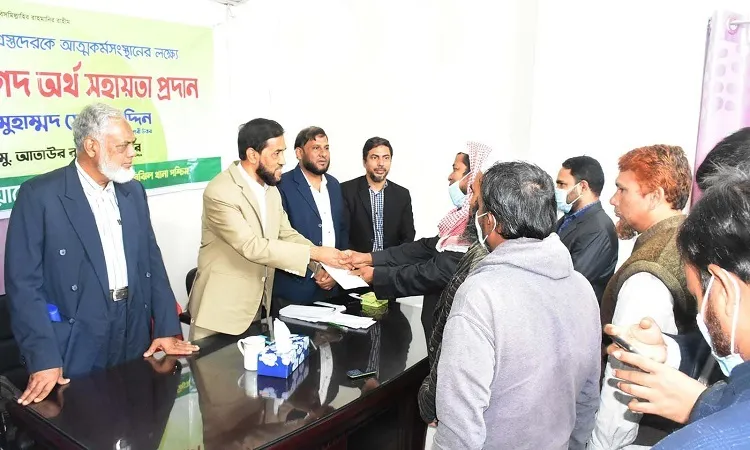করোনায় ক্ষতিগ্রস্থদের পুনর্বাসনে গাভী ও অর্থ সহায়তা করছে জামায়াত