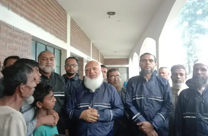 সিলেটে জামায়াতের আমির ও ভারপ্রাপ্ত সেক্রেটারির ত্রাণ বিতরণ