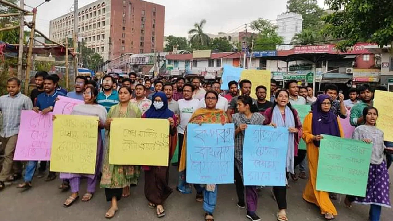 কোটা পুনর্বহালের বিরুদ্ধে জবিতে শিক্ষার্থীদের বিক্ষোভ