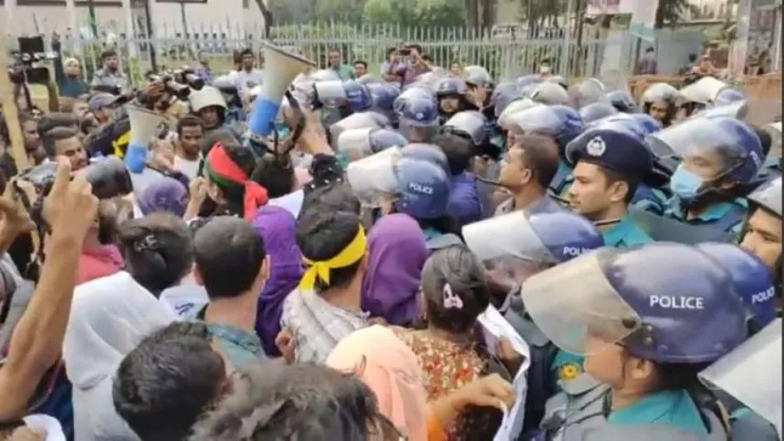 Job seekers demonstrate refusing age limit relaxation of some govt jobs