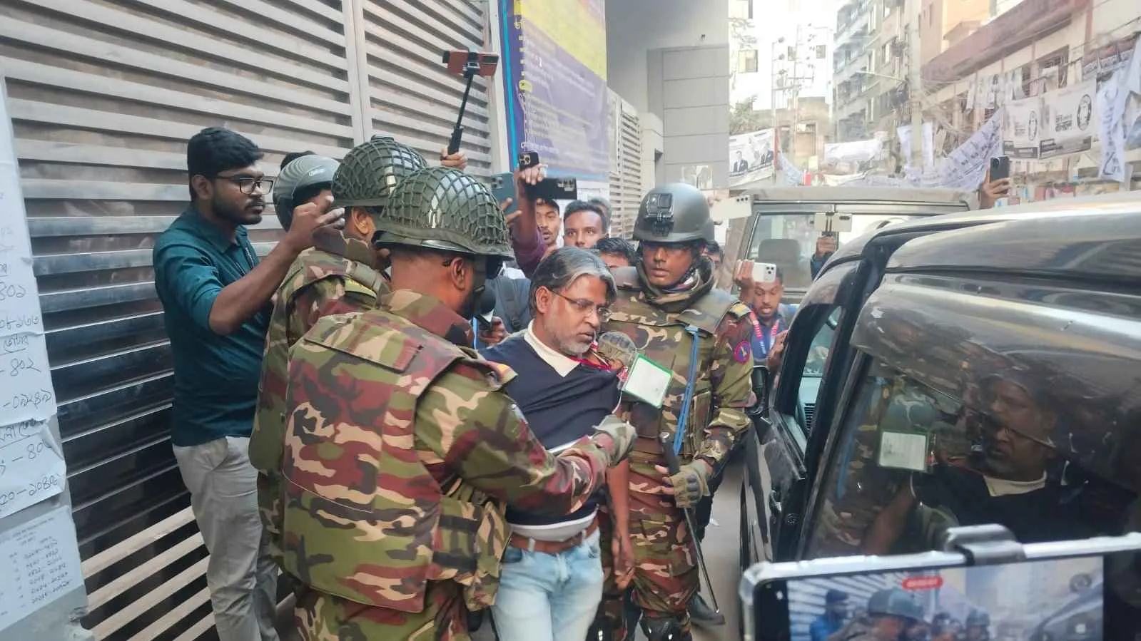 এজেন্ট সেজে কেন্দ্রে অবস্থান, ঢাকায় সেনাবাহিনীর হাতে আটক যুবদল নেতা