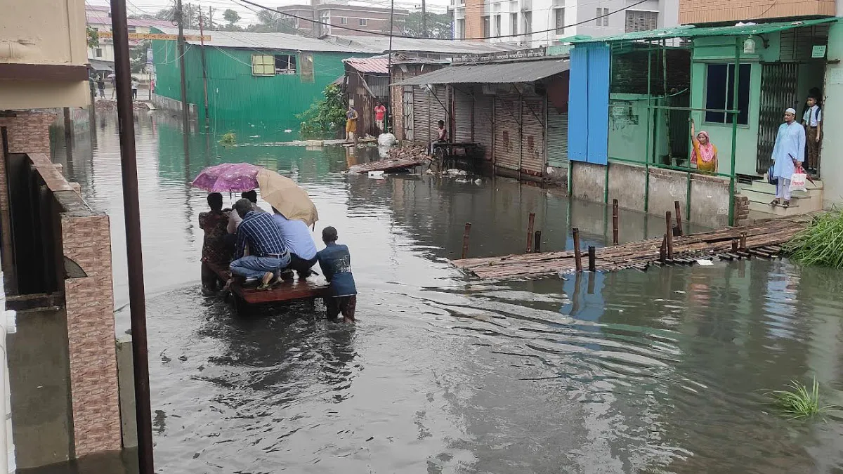 নারায়ণগঞ্জে রাতভর বৃষ্টি, ঘরের ভেতর কোমর পানি