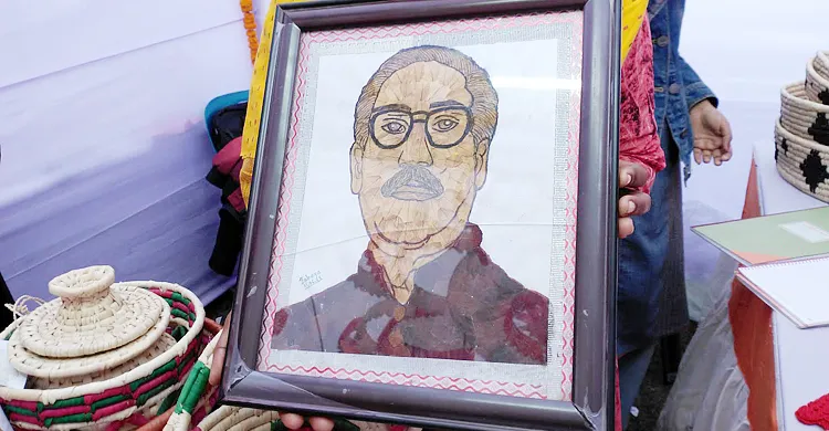 ফুলের পাপড়িতে তৈরি বঙ্গবন্ধুর চিত্রকর্মে মুগ্ধ দর্শক