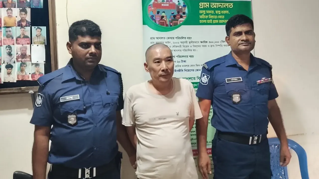 টাকা হাতিয়ে নেওয়ার ঘটনায় চীনা নাগরিকসহ আটক ২